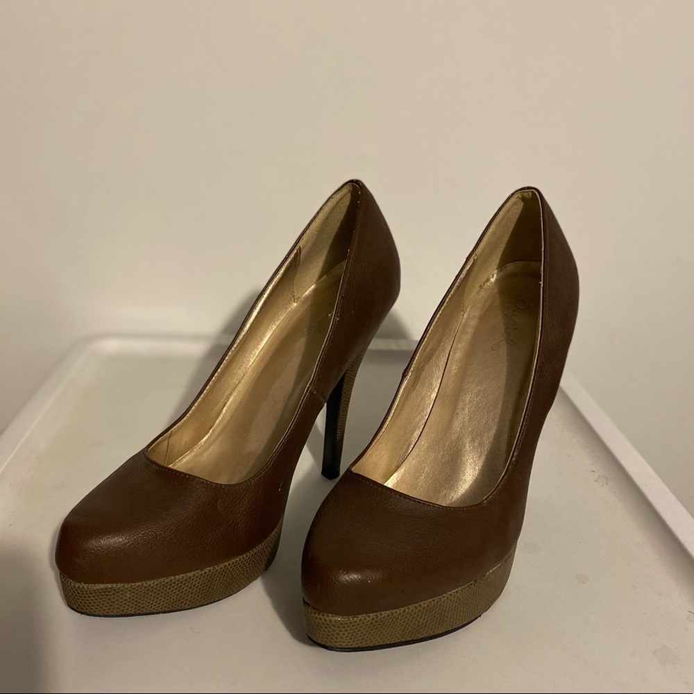 Closed toe brown pumps